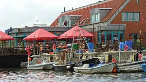 Fischerboote und Restaurant am Hafen