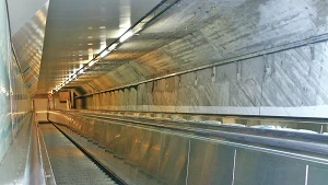 Rolltreppe zum Fußgängertunnel