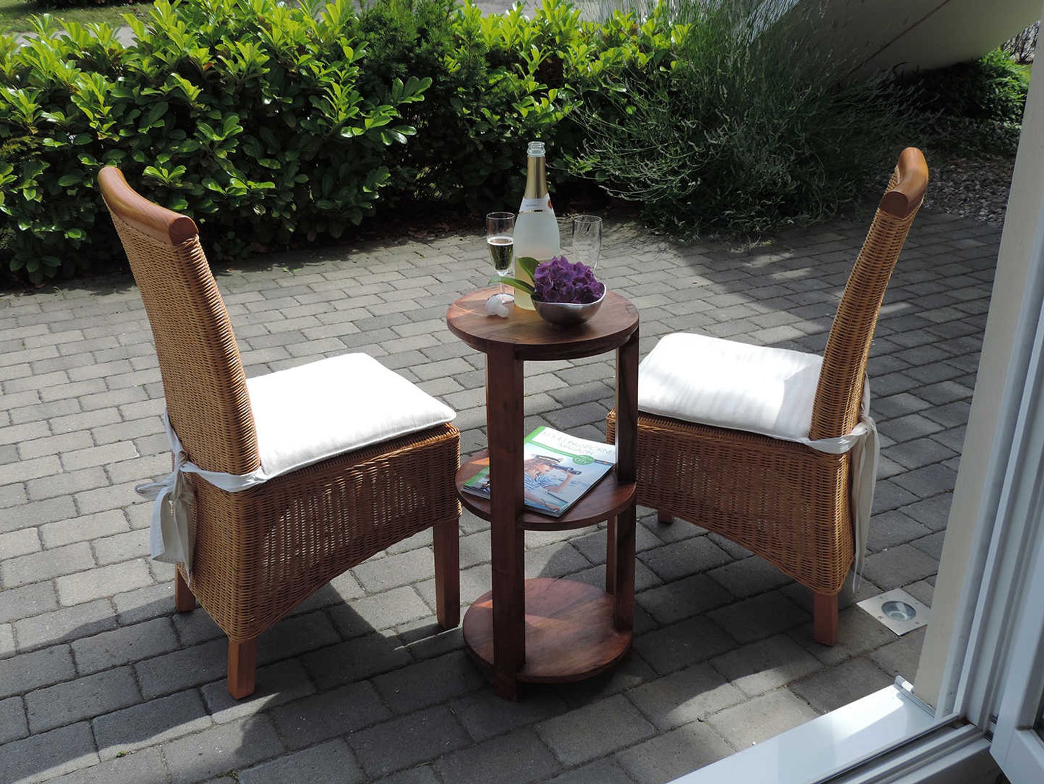 Terrasse mit Sitzecke und Grill