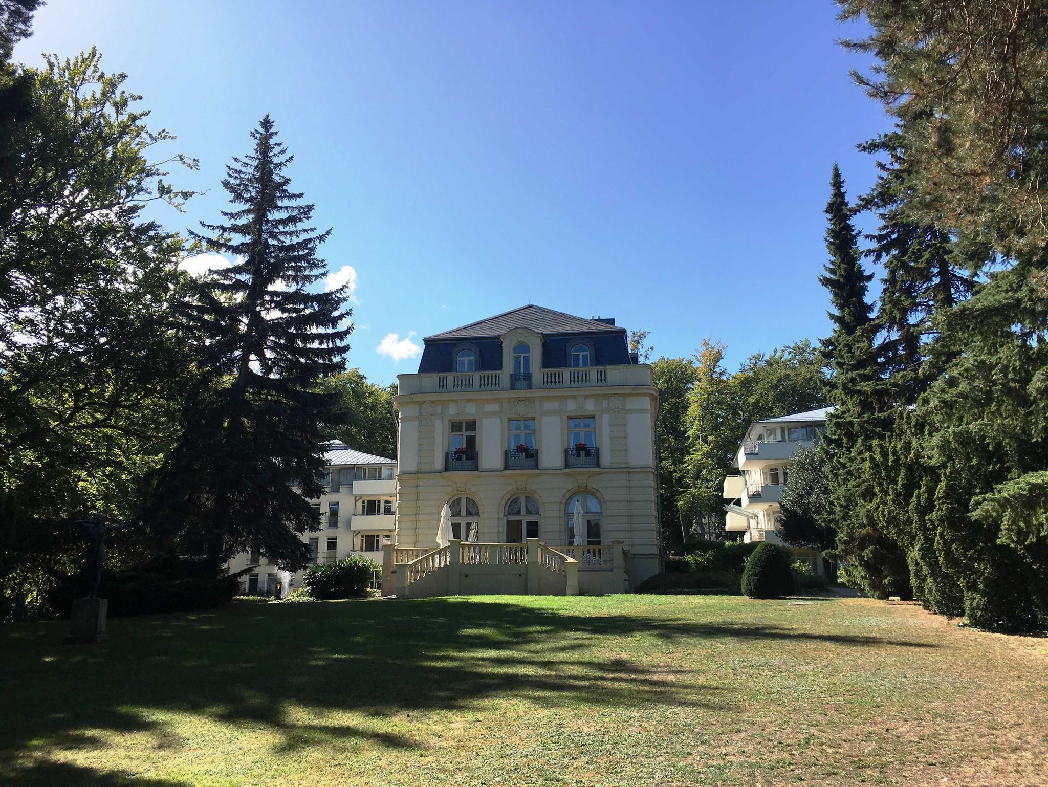 Residenz Bleichröder, Rosengarten und Villa R.