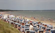 feinsandiger Strand mit Fischerbooten