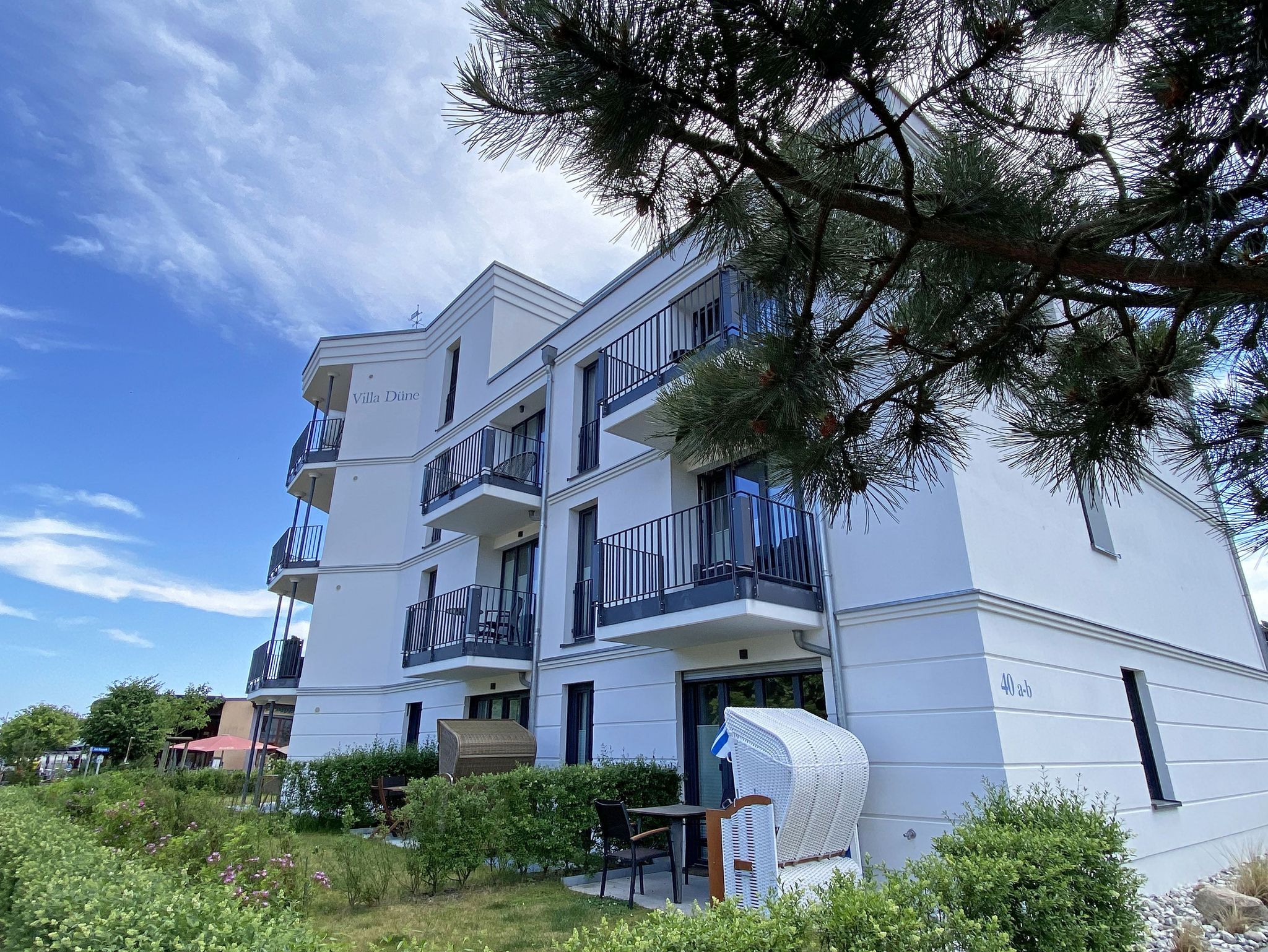 Blick von der Villa Wauzi auf die Strandstraße und die Ostsee