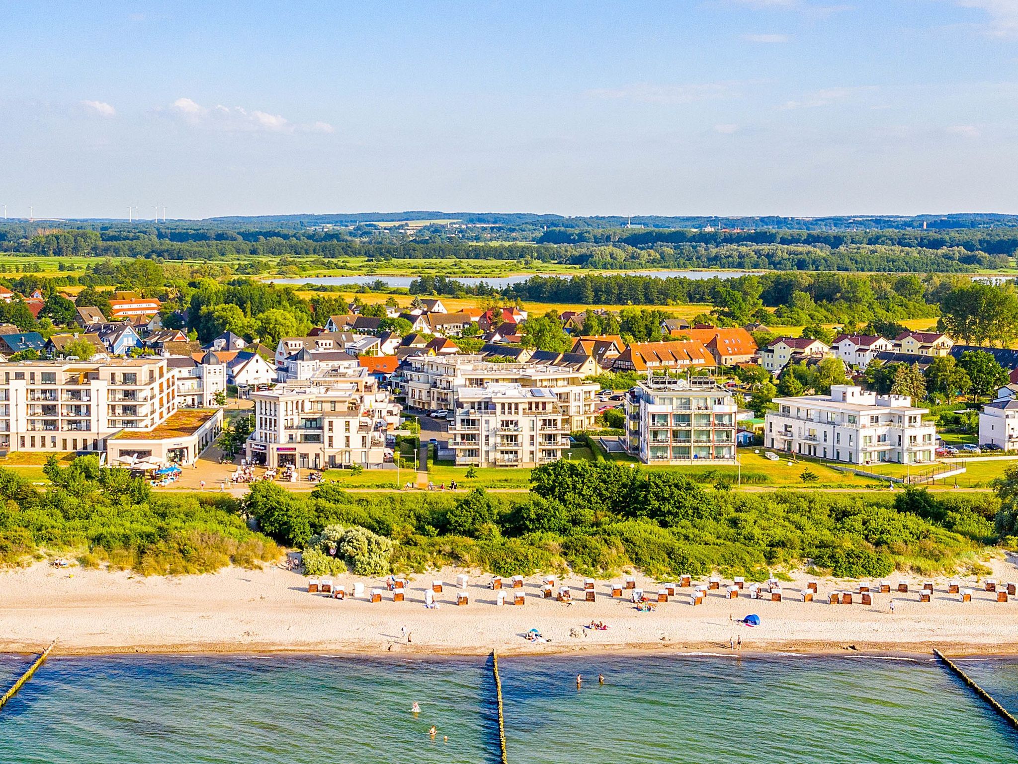 rechts und links Terrassen an den Erdgeschossferienwohnungen