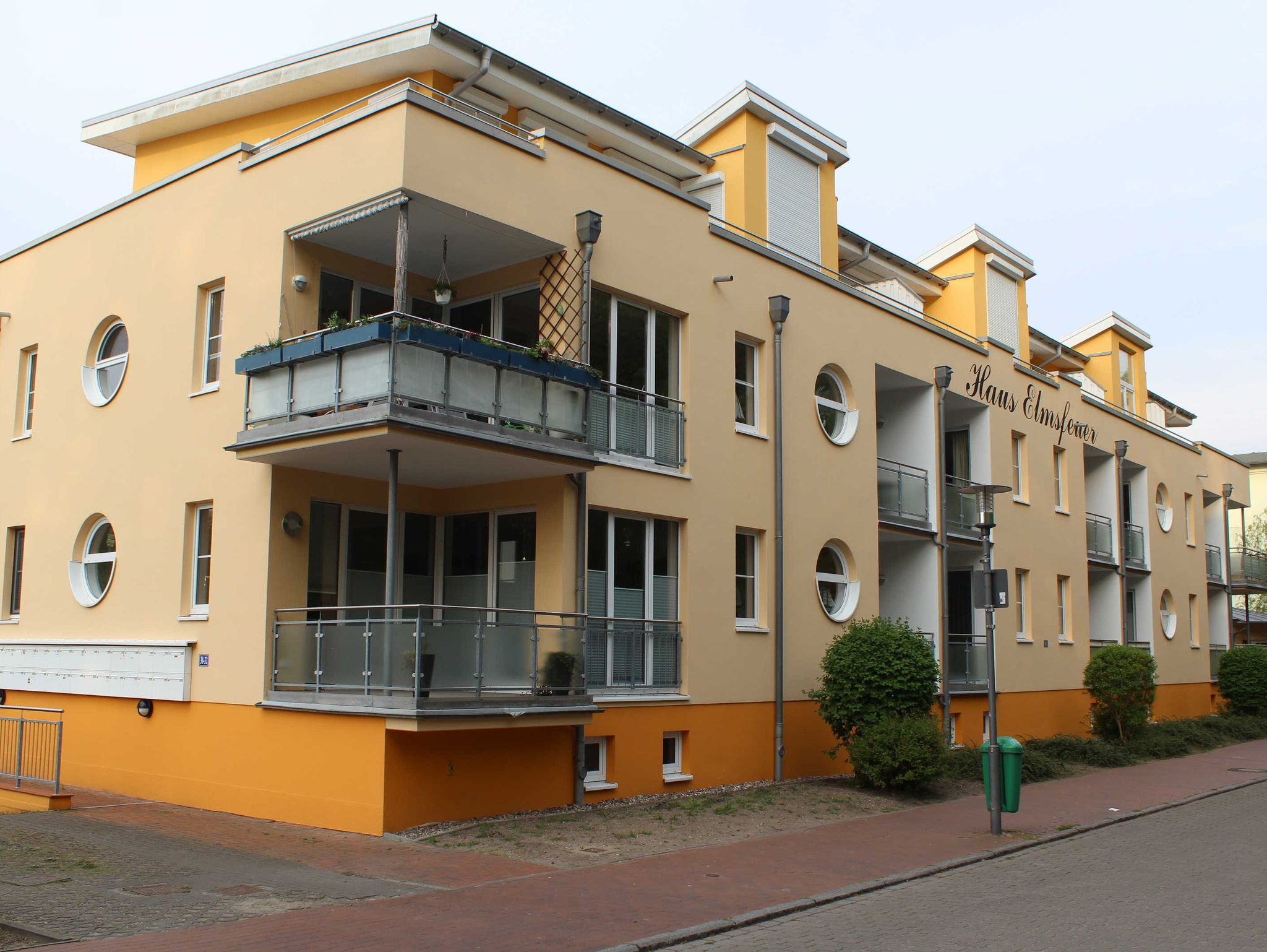 Schlafzimmer mit Boxspringbett