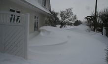 bestuhlte Terrasse mit Blick zur Straße