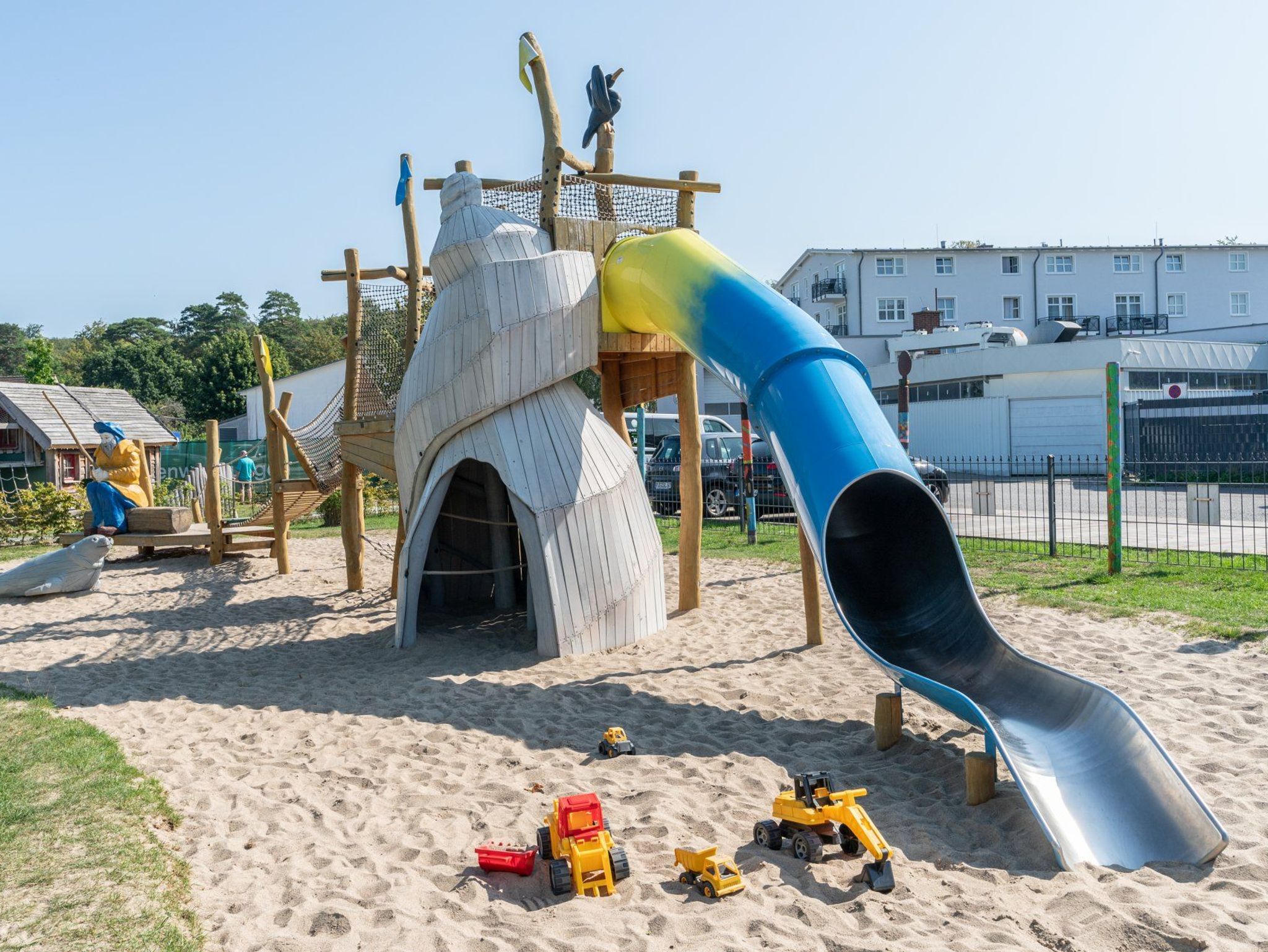 Blick vom Hof auf das Ferienhaus mit kleinem eigenen Spielplatz