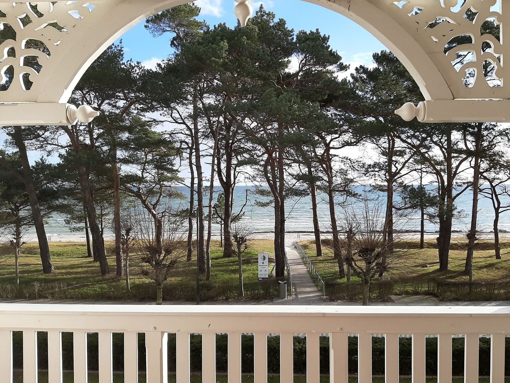 Der Strand von Wustrow mit Blick auf die Ferienwohnungen Oewern Diek