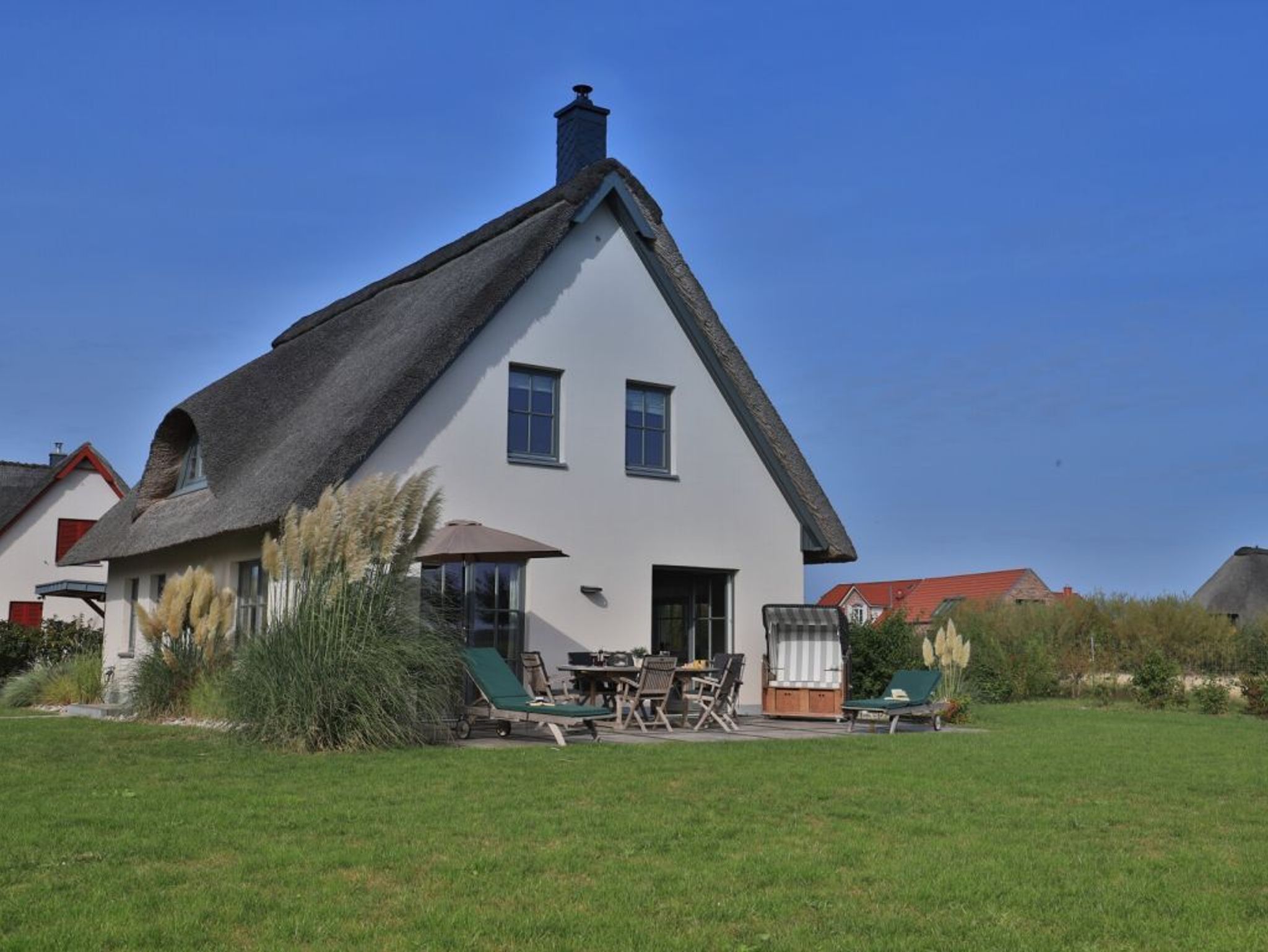 Zugang mit Carport und Schuppen