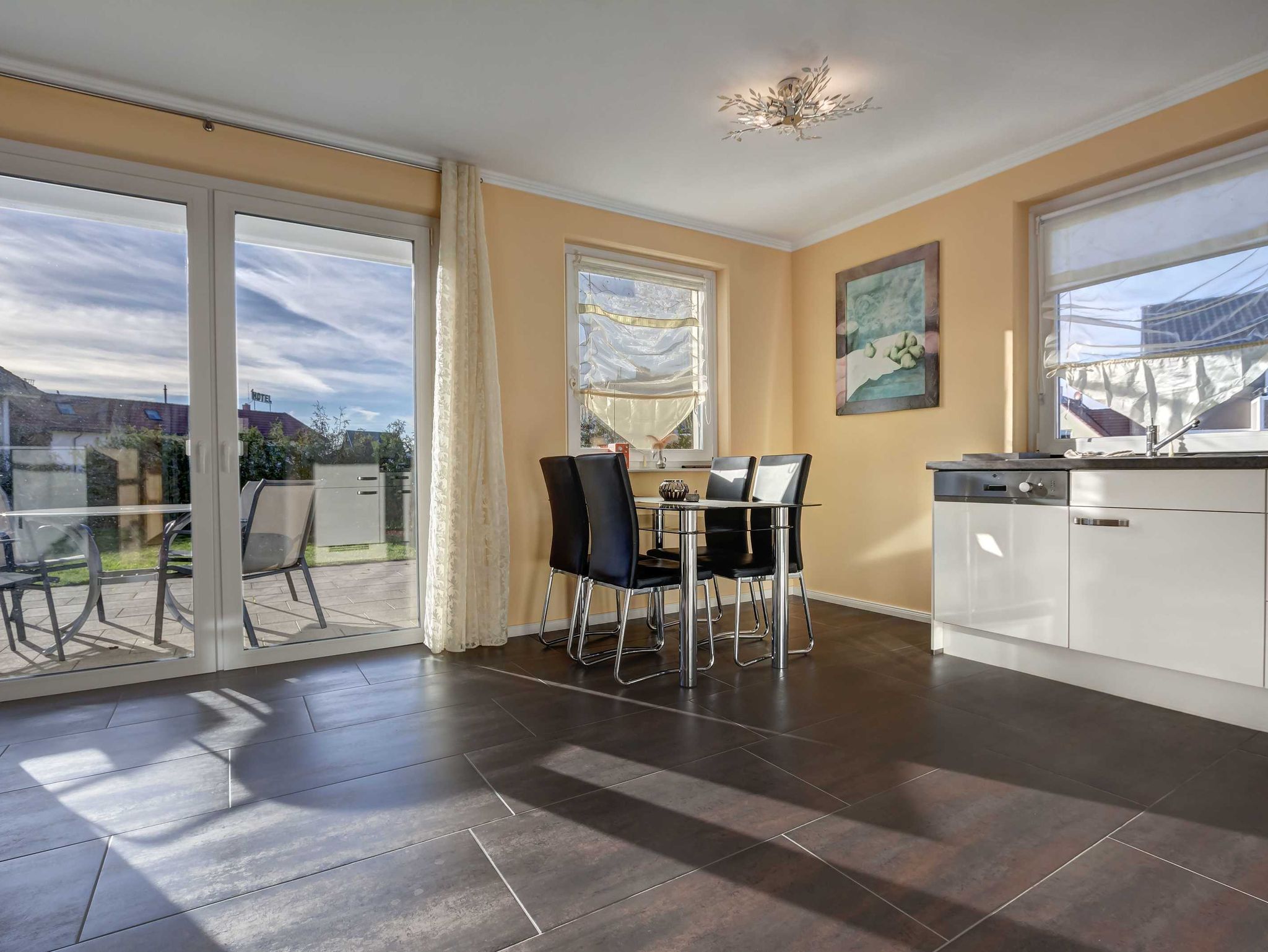 Seeblick-Balkon und Blick ins Schlafzimmer mit Boxspringbett