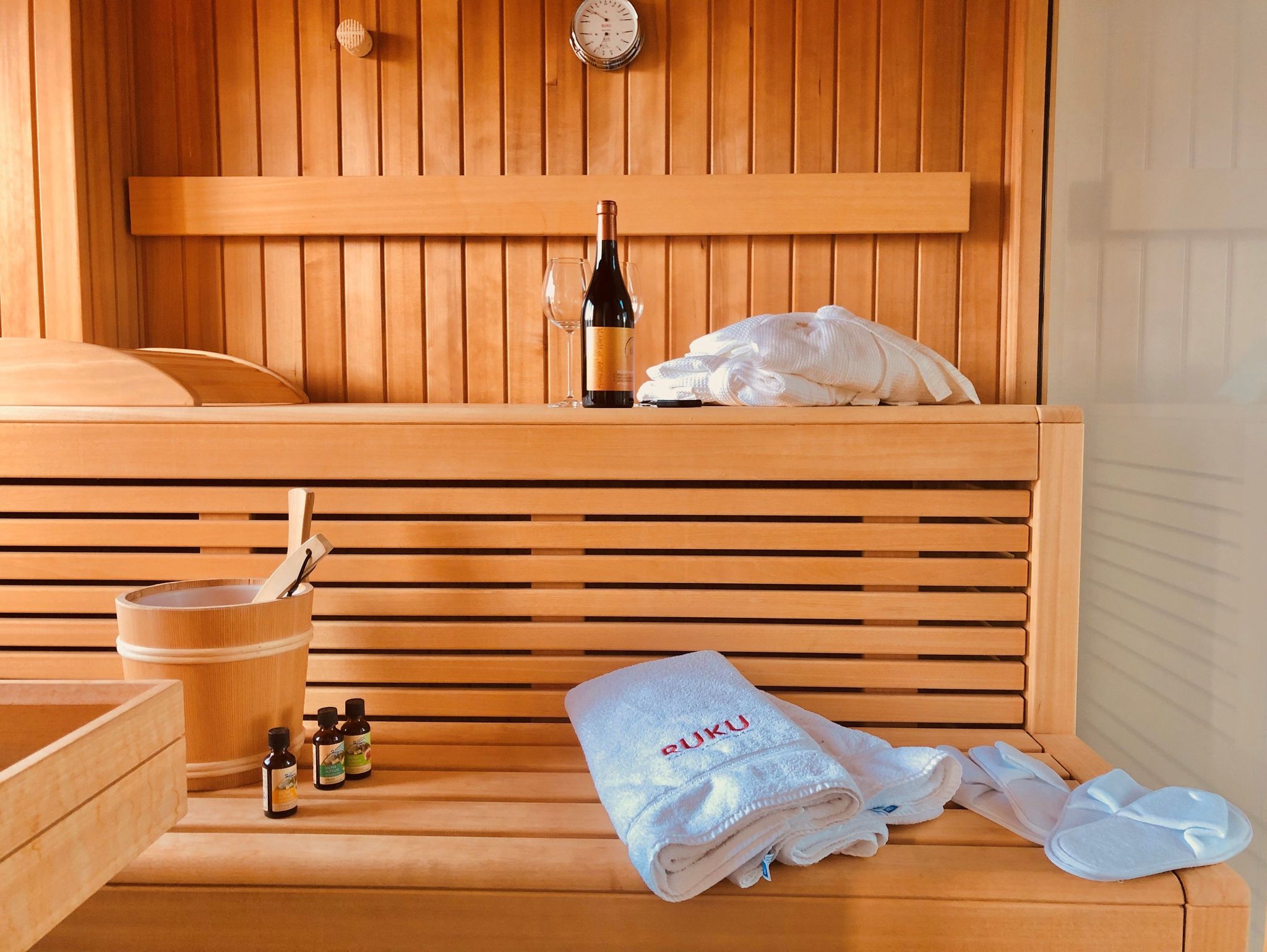Badezimmer mit Sauna zur kostenfreien Nutzung und zubuchbarem Wellnesspaket