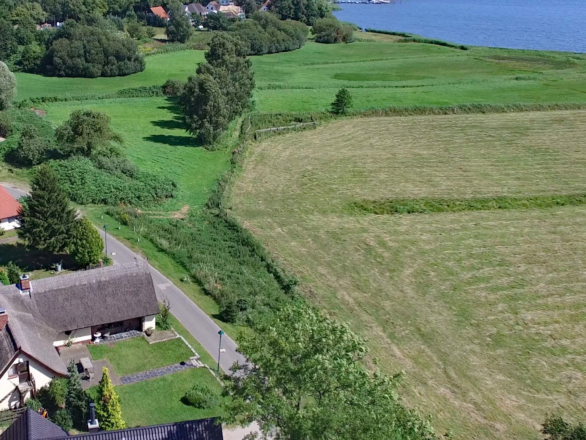 Roter Milan - Blick auf die offene und helle Küchenzeile