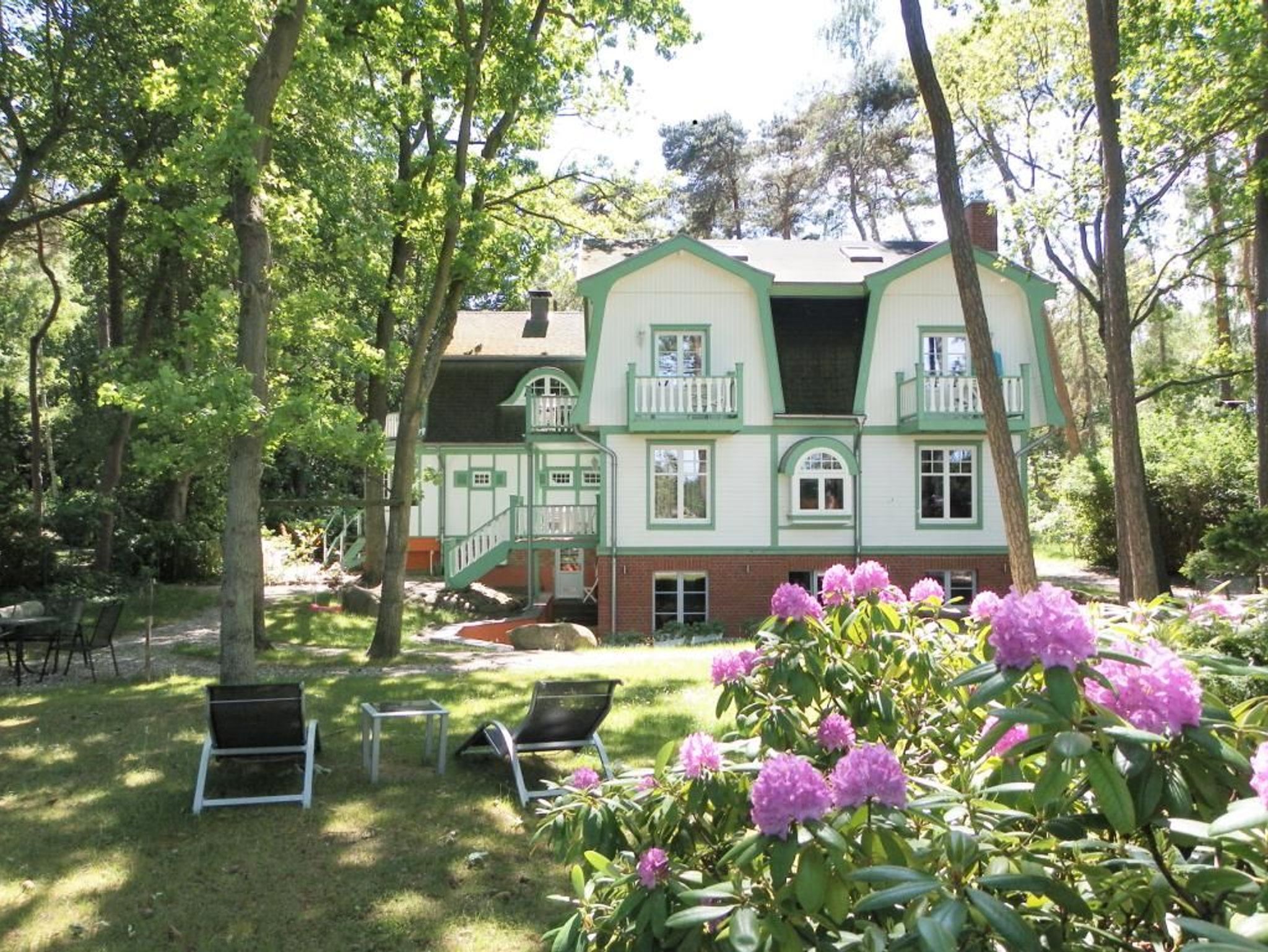 Terrasse mit Gartenmöbeln