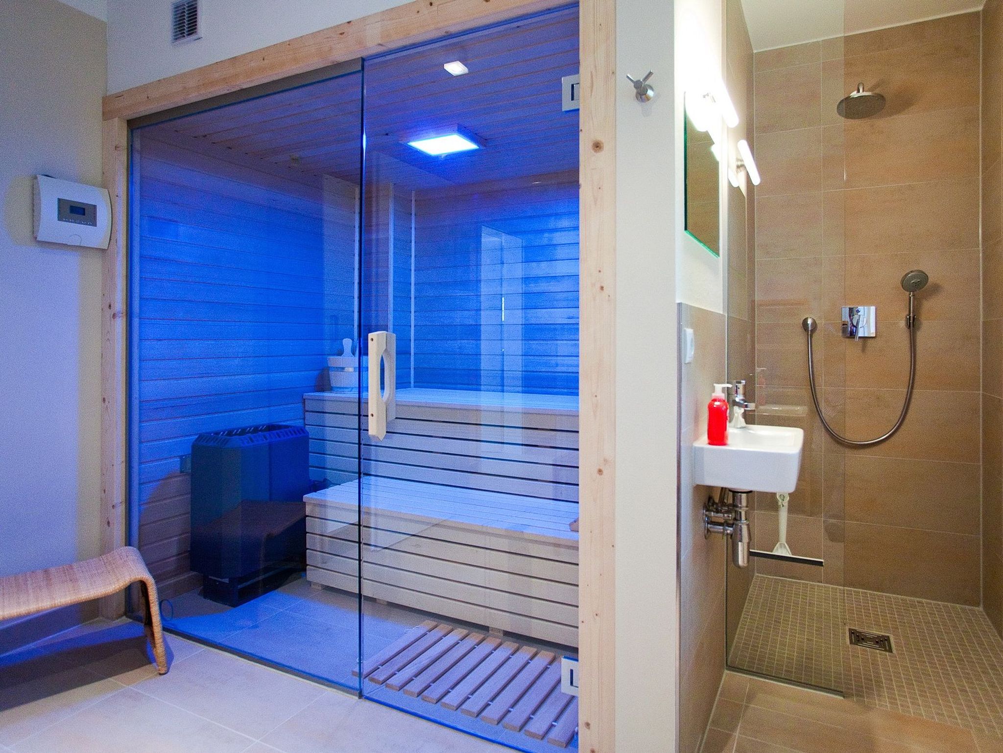 hauseigene Sauna mit separaten Duschbereich