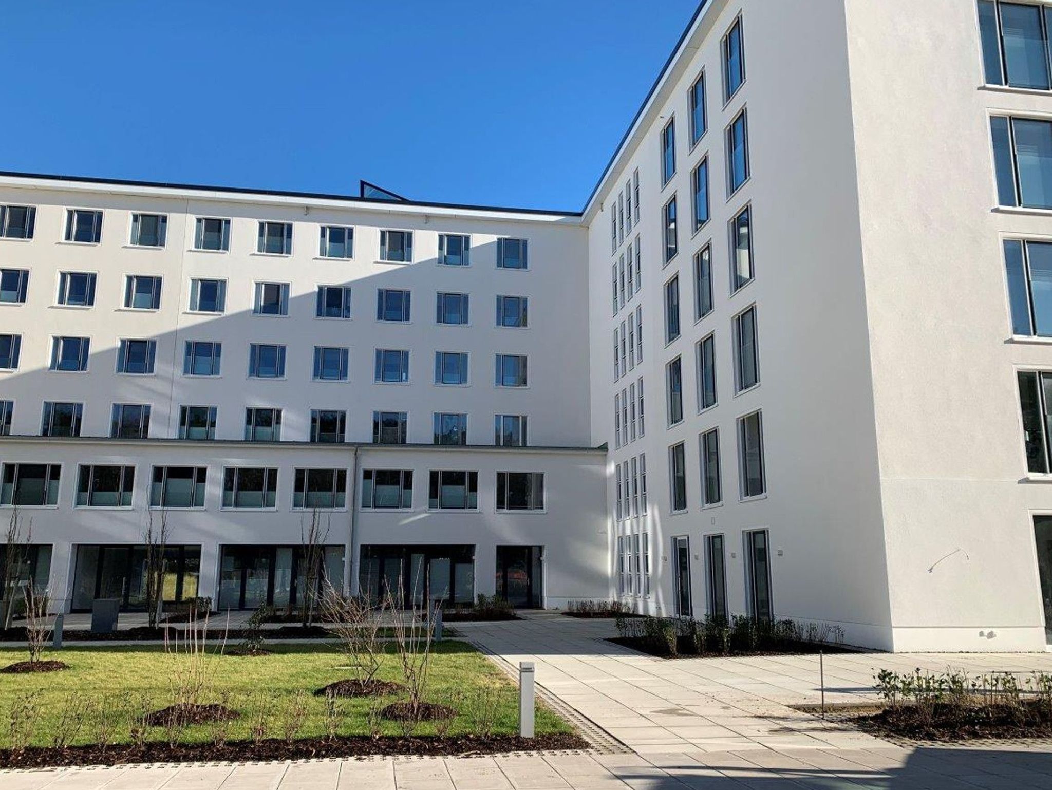 Die Appartementanlage Sonnenburg von außen mit Blick auf die Ostsee