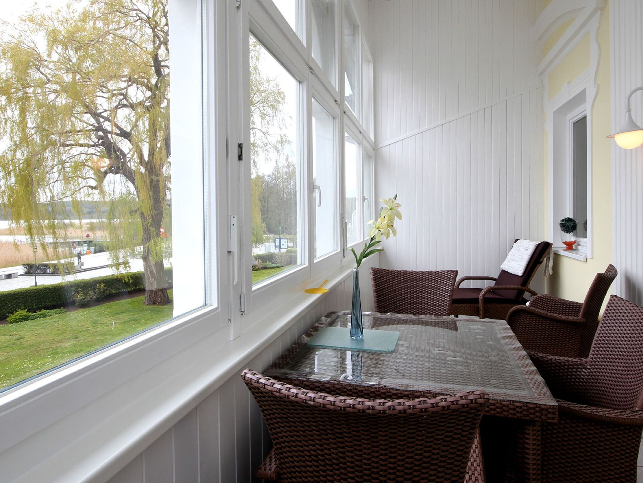 Wohnbereich mit Zugang zum Balkon