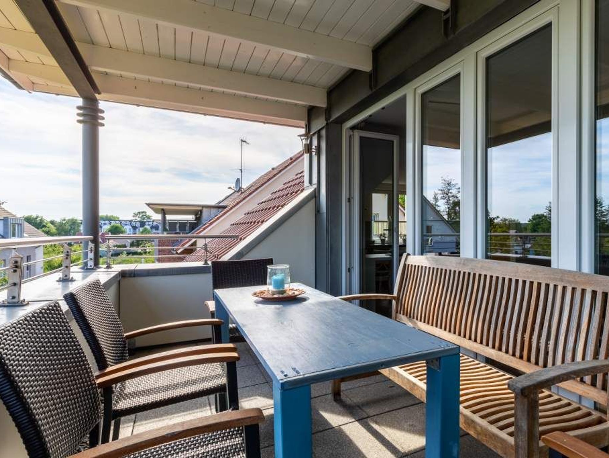 Wohnzimmer mit Blick auf den Balkon