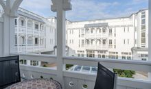 sonnige Terrasse mit Gartenblick