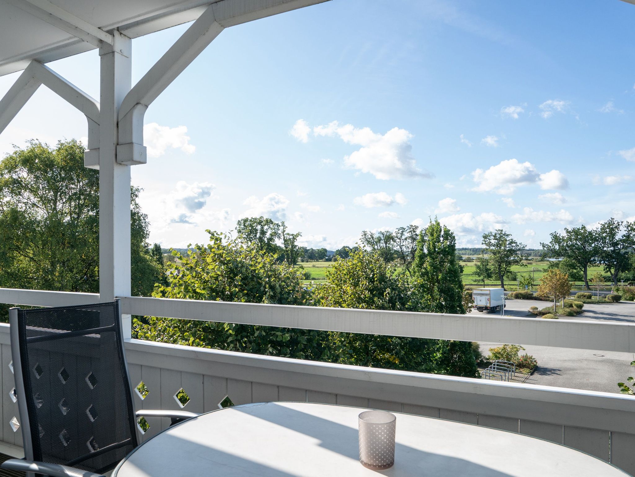 Wohnbereich mit Zugang zum Balkon