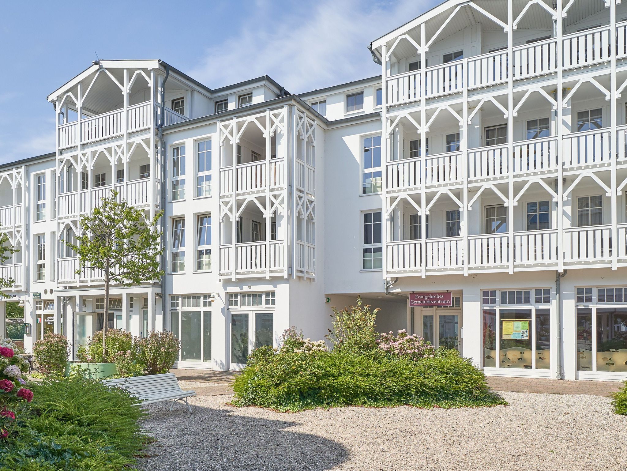 Wellnessbereich mit Dusche und Balkon