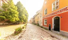 Der Wohnbereich mit Zugang zur möblierten Terrasse