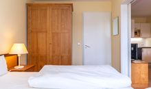 Schlafzimmer mit Doppelbett/Kleiderschrank