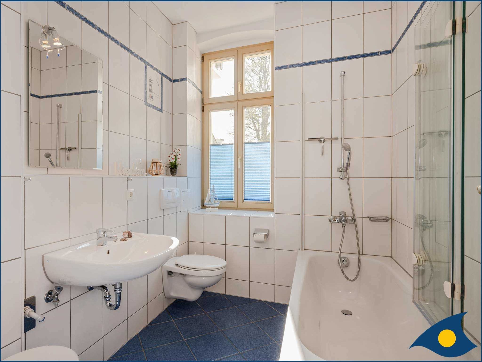 separates WC mit kleinem Waschbecken