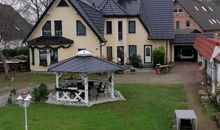 seitlicher Blick zur Villa Carlotta