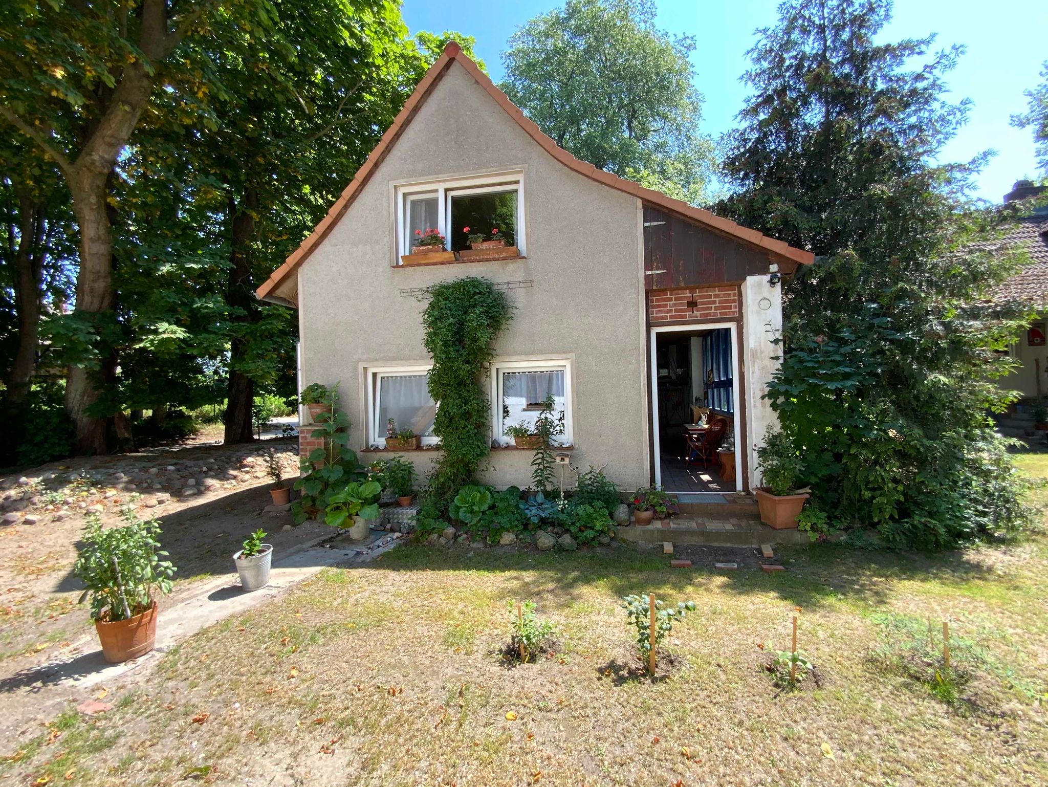 kleines Schlafzimmer mit Boxspringbetten