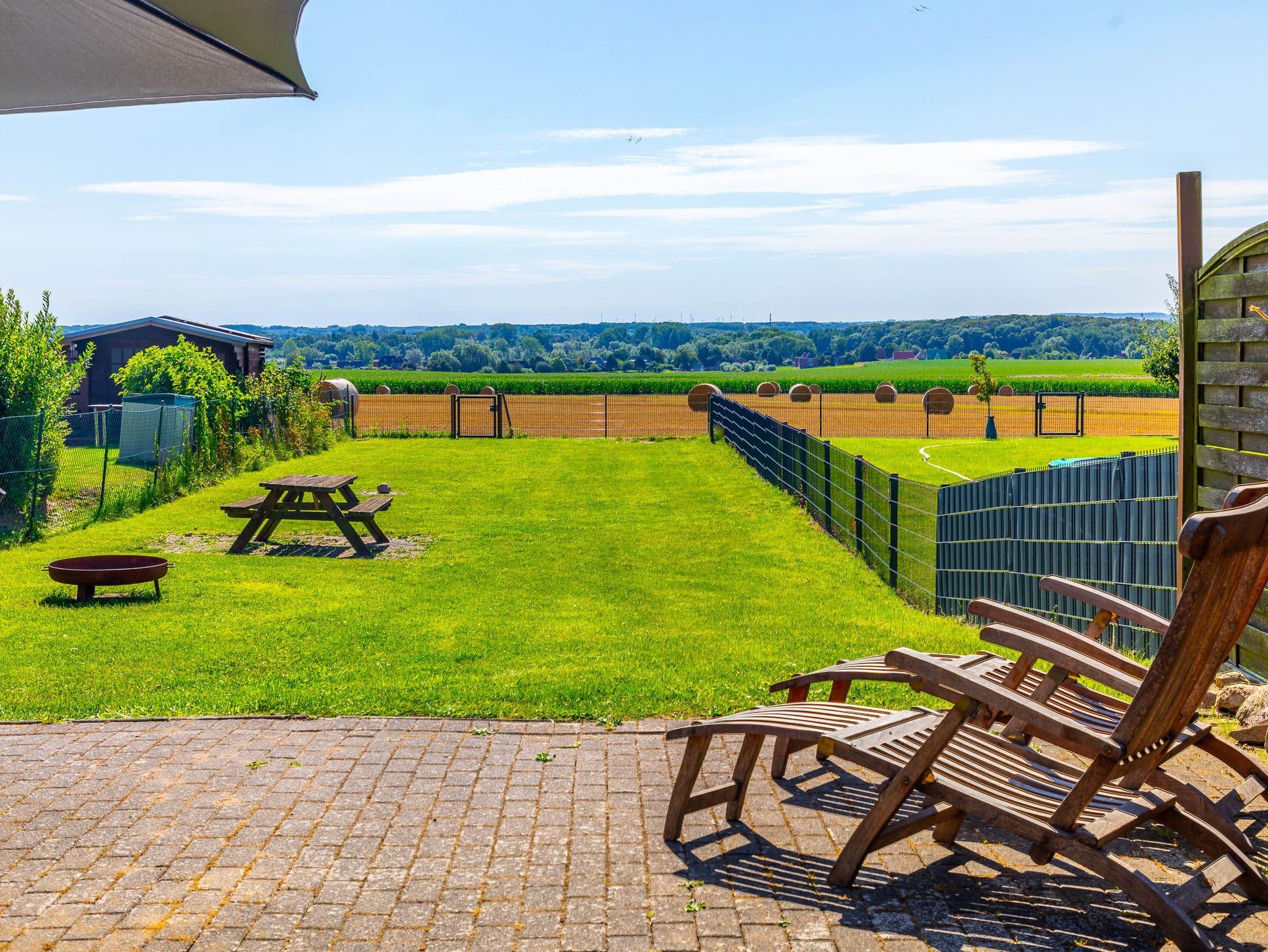 Wohnzimmer mit Zugang zur Verranda und zur Terrasse