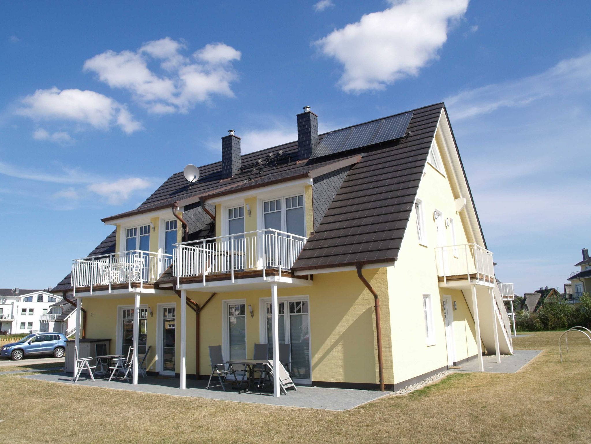 Speiseraum mit Kamin, Zugang zur Terrasse sowie Schließfächern