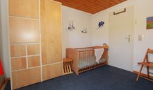 Gäste-/ Kinderzimmer Kleiderschrank und festes Gitterbettchen