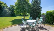 Terrasse mit Blick in den Garten