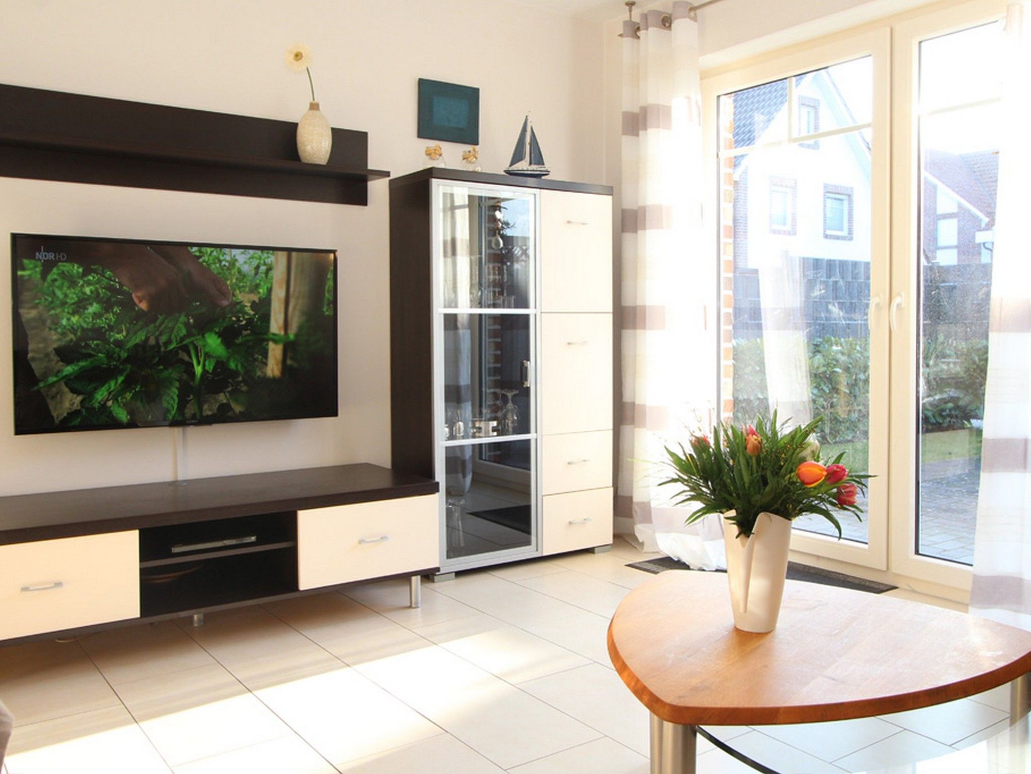 moderne Wohnwand TV Terrassentüren