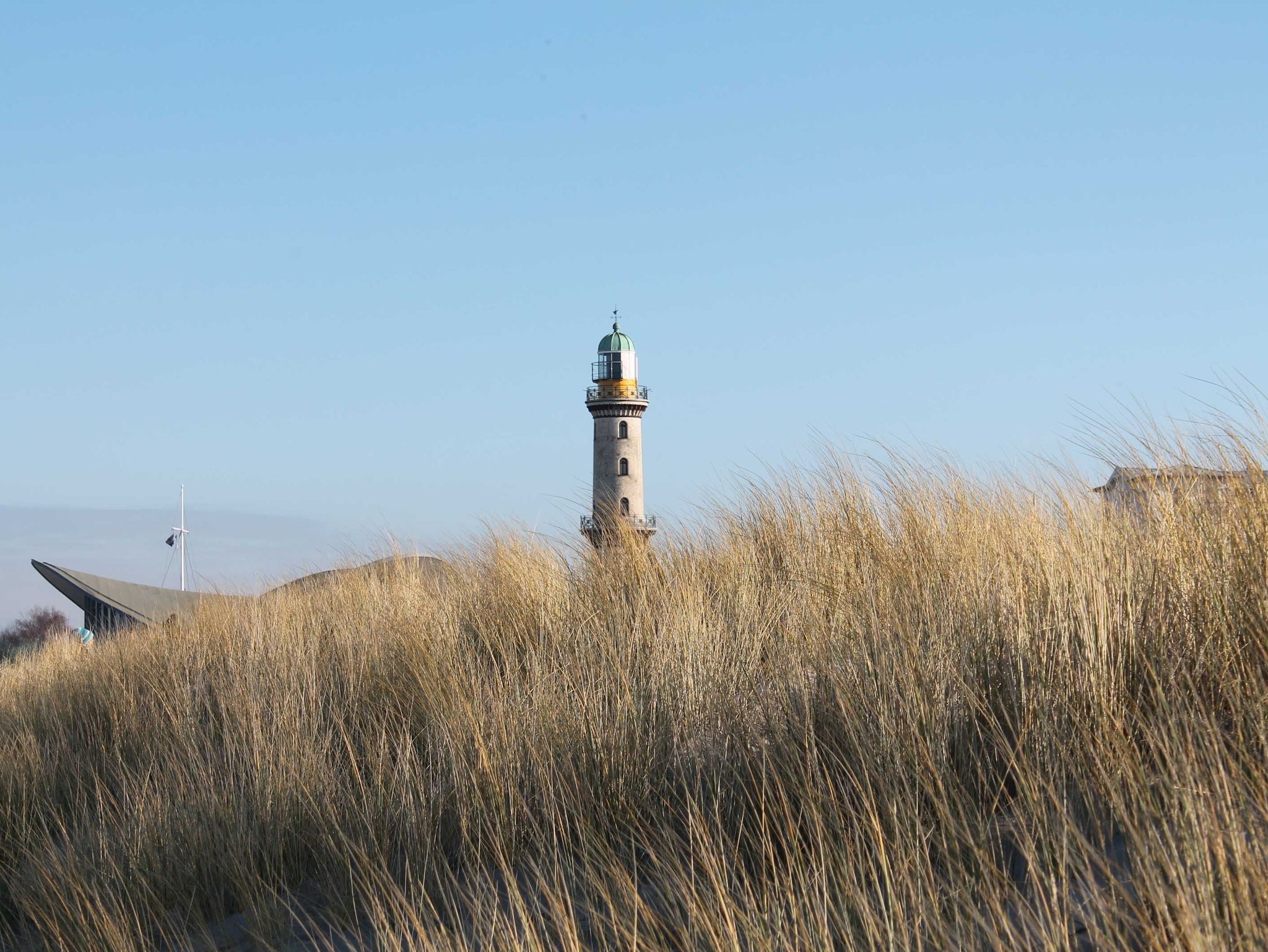 Strand, Leuchtturm und Teepott in Warnemünde