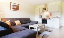 Urlauberdorf 59b/ Kleeblatt - Blick auf das Sofa und die offene Küchenzeile