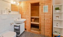 Badezimmer mit Sauna und Dusche