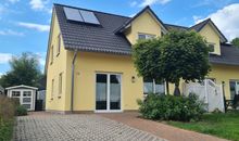 Gartenhaus und Parkplätze auf abgeschlossenem Grundstück