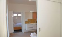 Blick durch das 1.Badezimmer zum 2.Schlafzimmer im EG