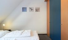 Schlafzimmer mit Kleiderschrank