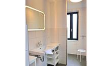 2. Badezimmer mit Badewanne, Dusche und WC