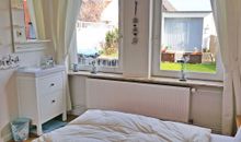 1. Schlafzimmer mit Doppelbett im EG