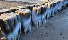 vereiste Buhnen am Strand