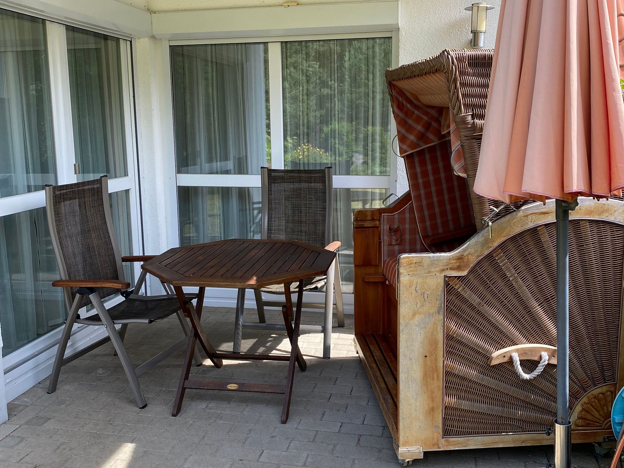 Saunahaus im Garten mit überdachter Terrasse