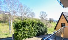 bestuhlter Balkon mit Blick zur Ostsee