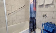 Badezimmer mit Badewanne