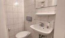 separates WC mit Waschbecken