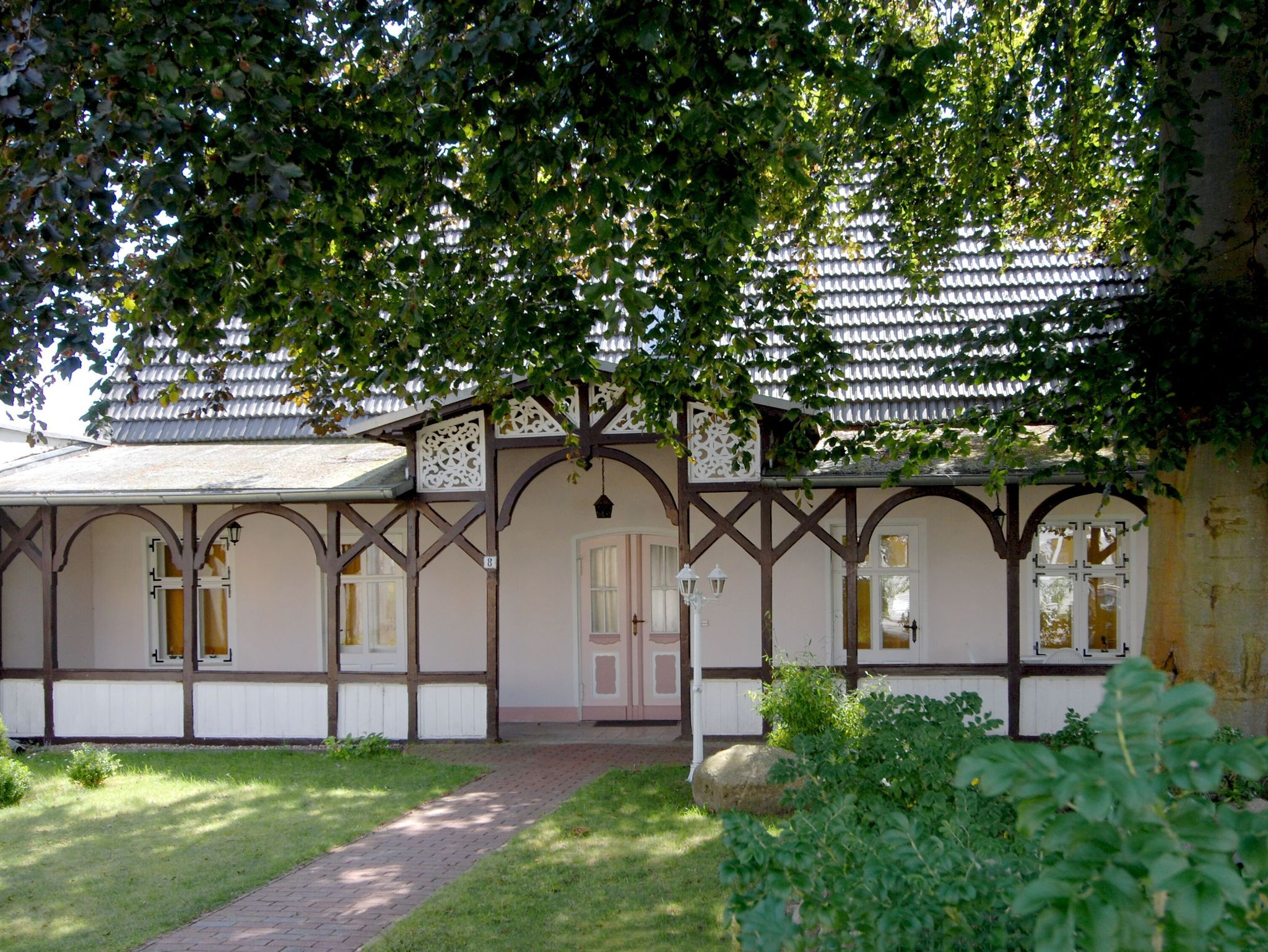 - große Dachterrasse mit Sitzmöbel, Sonnenschirm und Tisch