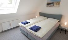 2. Schlafzimmer mit Doppelbett im Obergeschoss