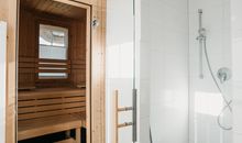 Badezimmer mit Sauna im EG