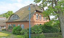 Ferienwohnungen im Landhaus am Deich mit großem Garten